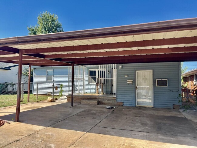 Foto del edificio - Three bedroom home in South OKC.