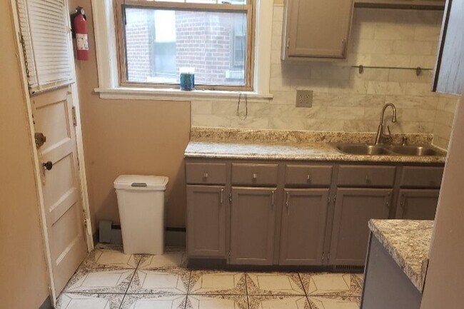 Foto del edificio - 2559 E 71st St