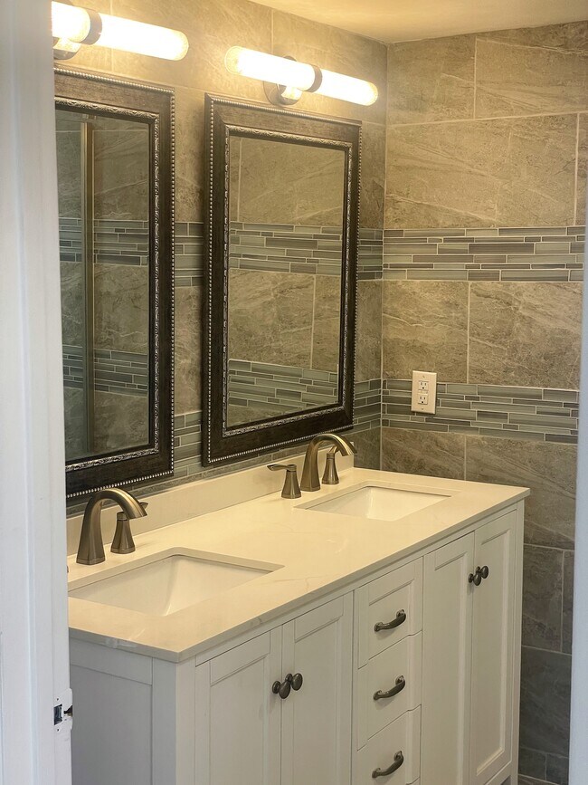 Master Bath - 1611 16th Way