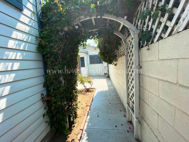 Building Photo - 852 Venezia Ave