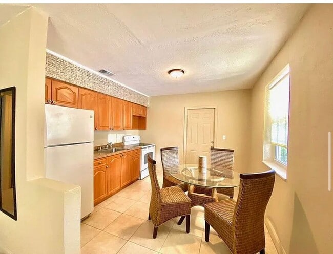 Building Photo - 212 SW 2nd Terrace