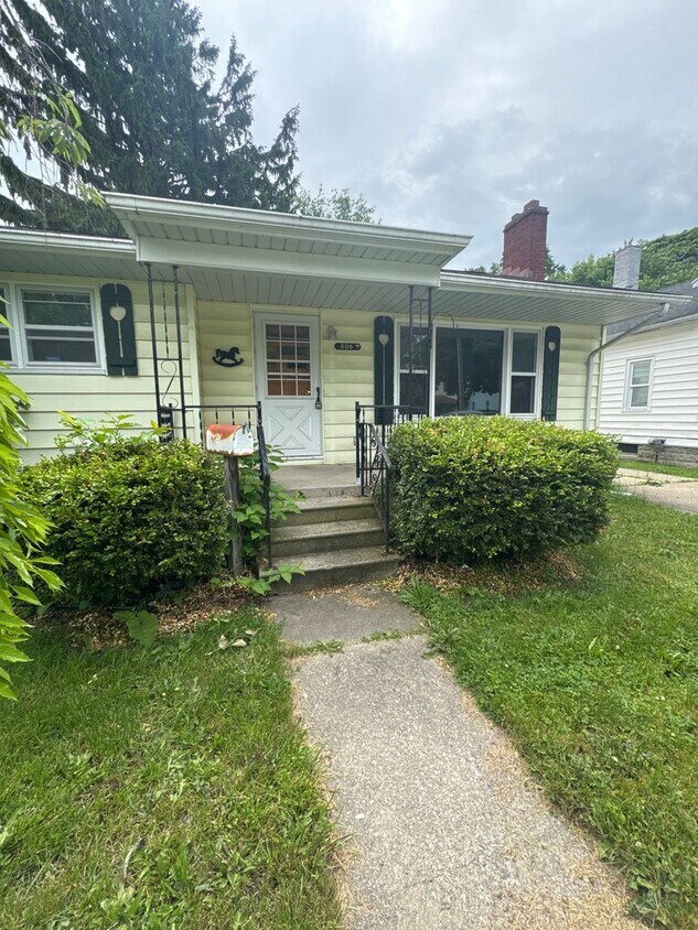 Foto principal - 2 bedroom 1 bathroom home w/ detached garage
