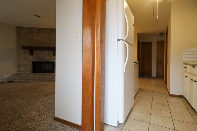 Building Photo - 2 BED 1 BATH HOUSE