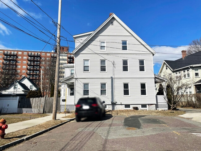 Building Photo - 27 Webster Pl