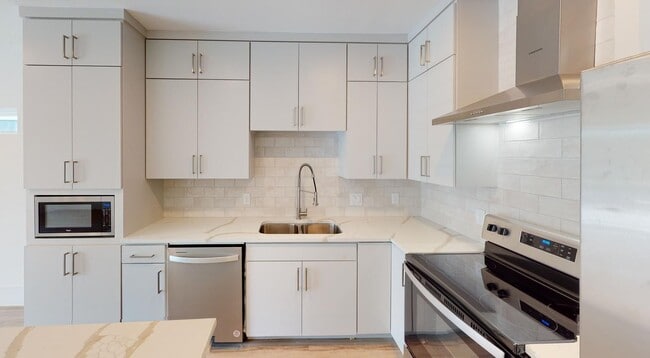 Foto del edificio - Modern Munger Place townhome with city sky...