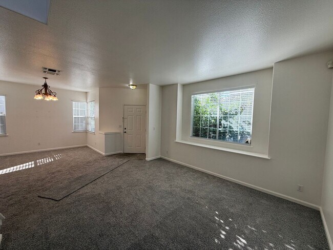 Foto del edificio - 4 bed 2.5 bath 2 story home available now!