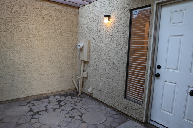 Building Photo - 700 W 14th St