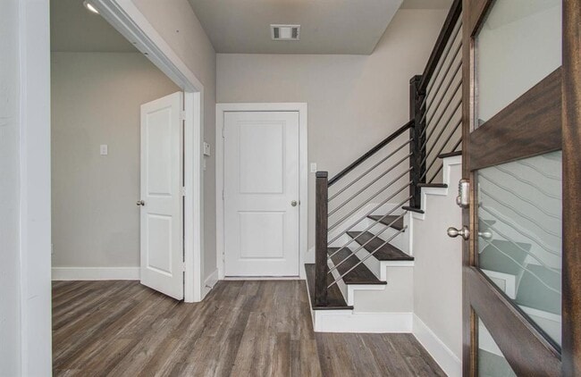 Building Photo - 1741 Cove Cres Ct