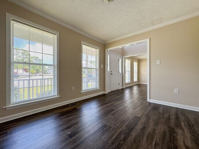 Foto del edificio - Charming 3 Bed 2.5 Bath Hope Mills Home