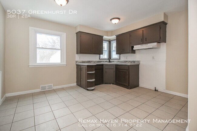Building Photo - 5037 Greenhurst Dr