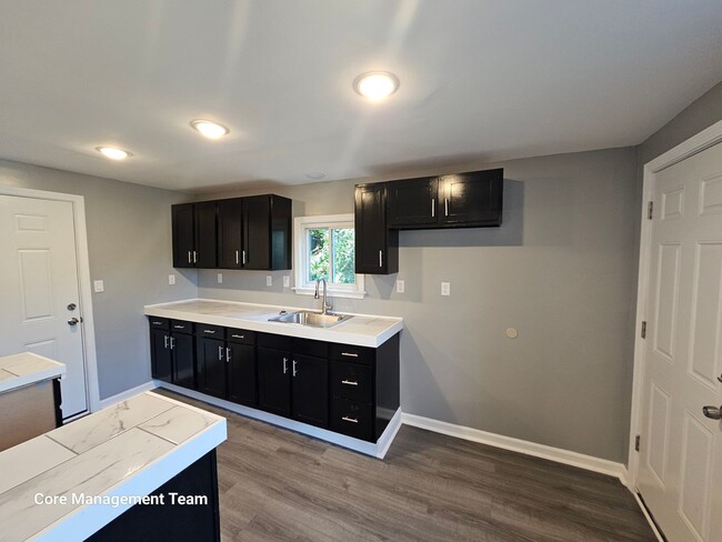 Building Photo - Fully Renovated 4 bedroom 1 bath home in B...