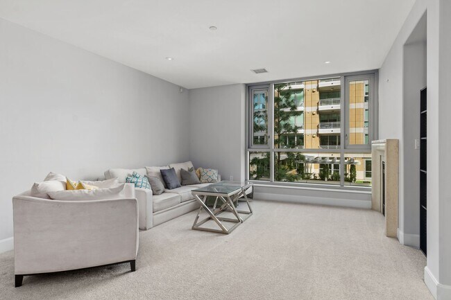 Foto del edificio - Spacious Irvine Financial District Condo with Full Service Amenities