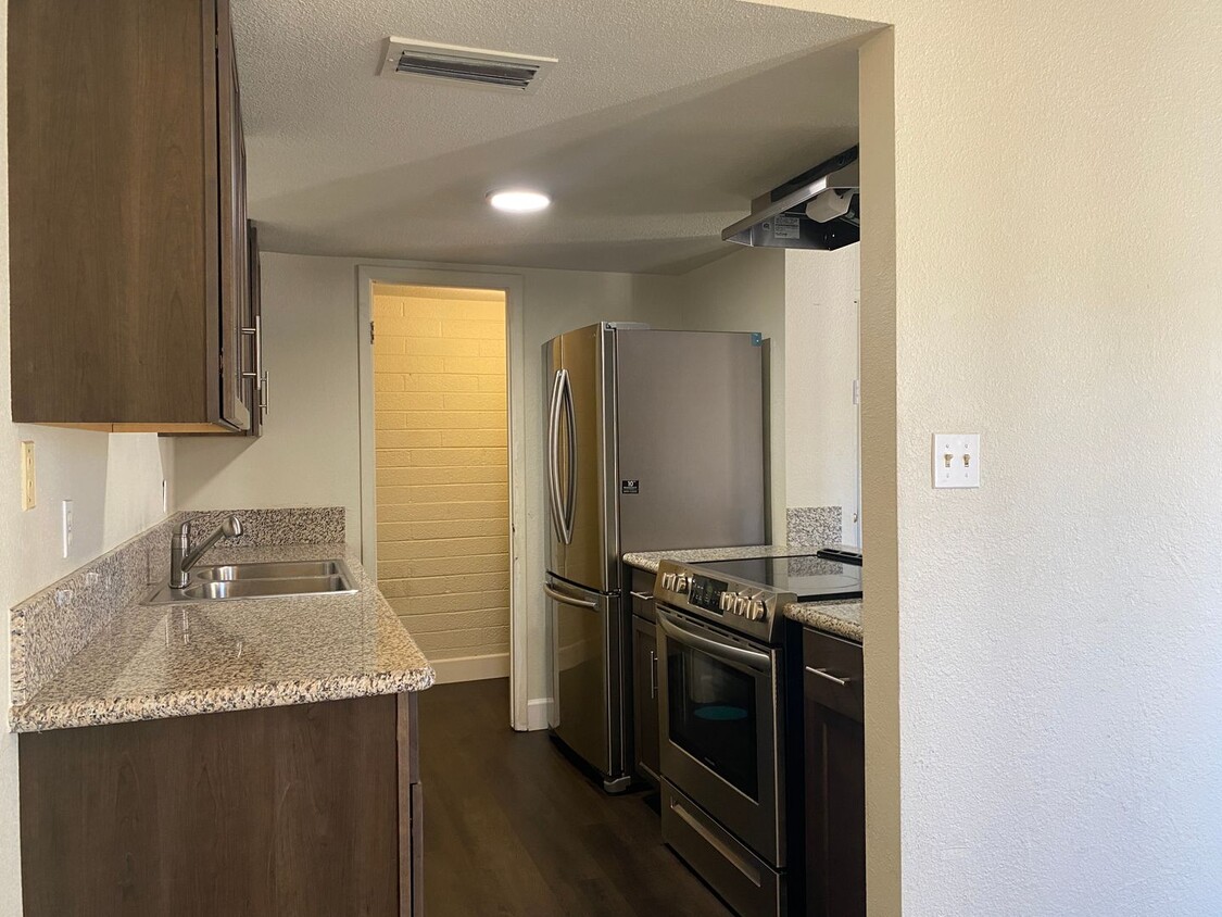 Foto principal - 3 bedroom condo - SECTION 8 Approved!