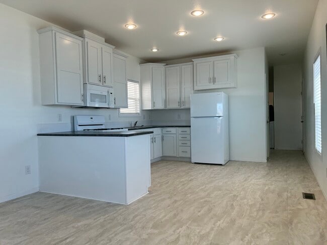 Building Photo - 925 N Plaza Dr