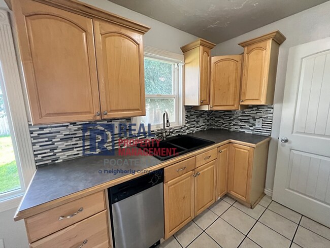 Foto del edificio - 3 Bedroom 1 bath - 1 car garage - "Pet Negotiable"