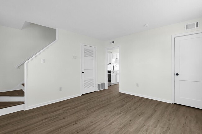 Building Photo - 702 S Hamilton Rd