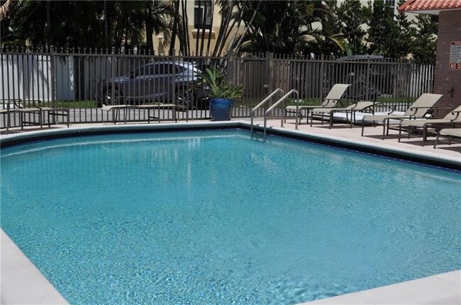 Building Photo - 615 NE 12th Ave