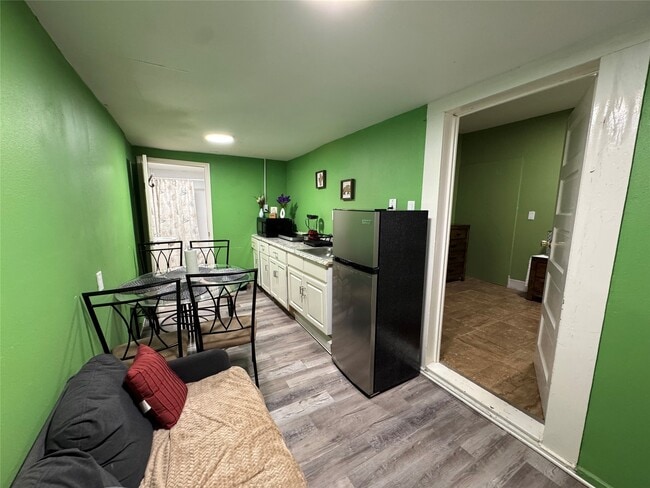 Building Photo - 411 W Pearce St