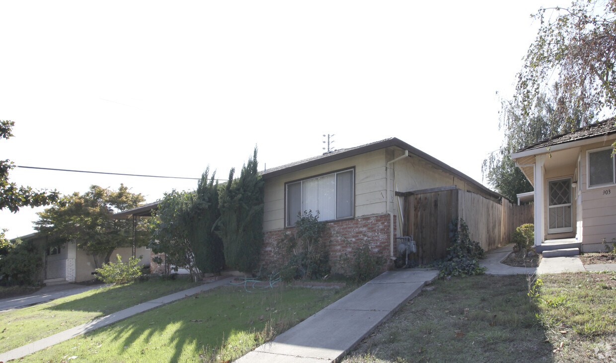 Building Photo - 915-917 S Park Victoria Dr