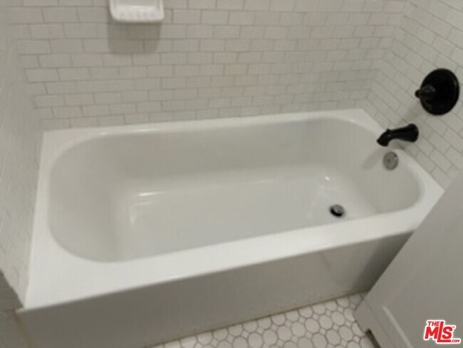 Foto del edificio - 11223 Emelita St