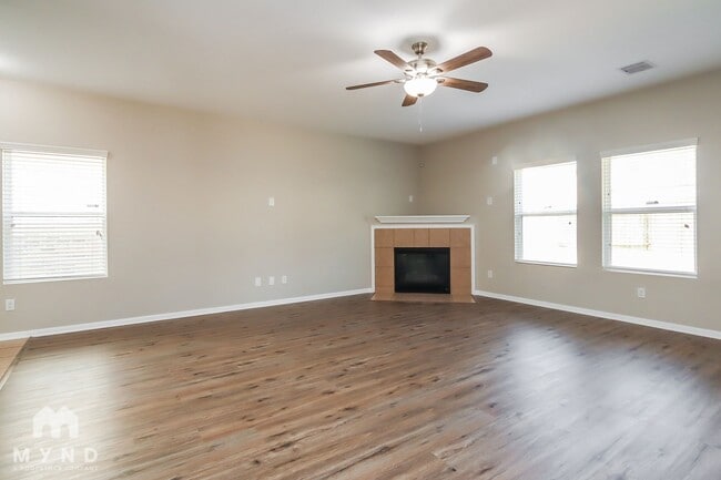 Foto del edificio - 5019 Forest Hurst Dr
