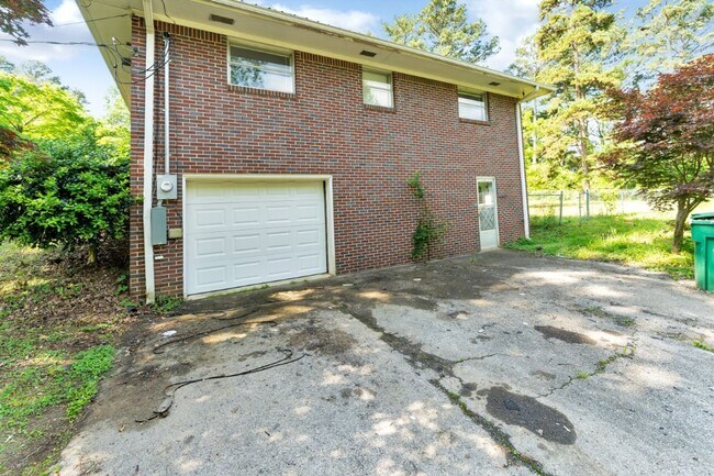 Foto del edificio - Available Now! Updated 3BR/2BA with Luxuri...