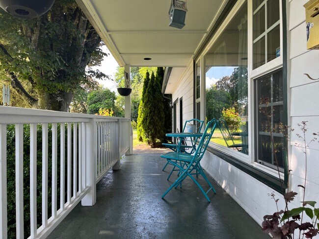 Foto del edificio - Beautiful custom 3 bedroom 2 bath house in...