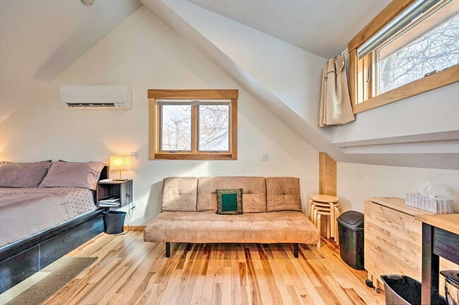 Building Photo - 2329 Pine St