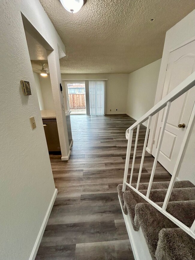 Foto del edificio - Redwood Glen Townhouse!  Totally remodeled!