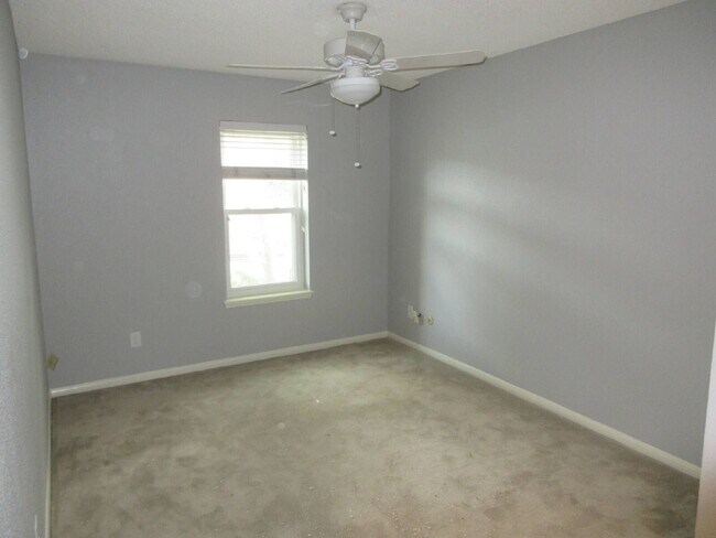 Building Photo - This charming 3-bedroom, 2.5-bath townhome in Memorial Club!