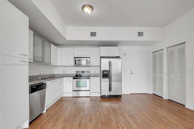 Building Photo - 1350 NW 8th Ct