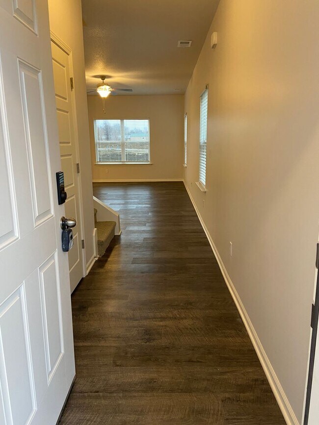 Foto del edificio - *Pre-leasing* Three Bedroom | Two and a Ha...