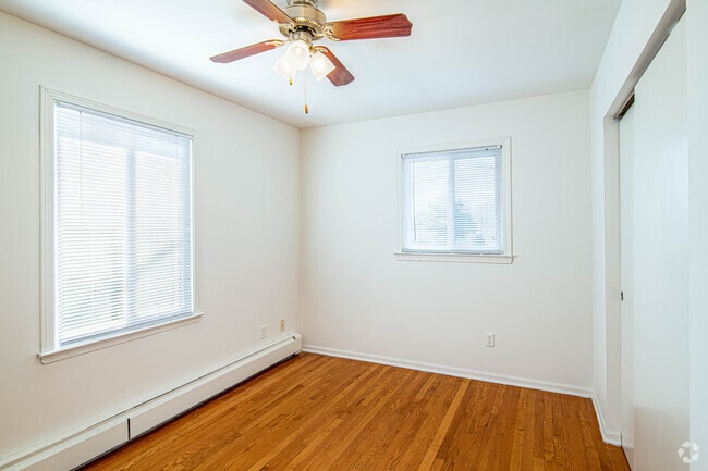 Building Photo - Cardinal Place Apts. Call the office now for more information!