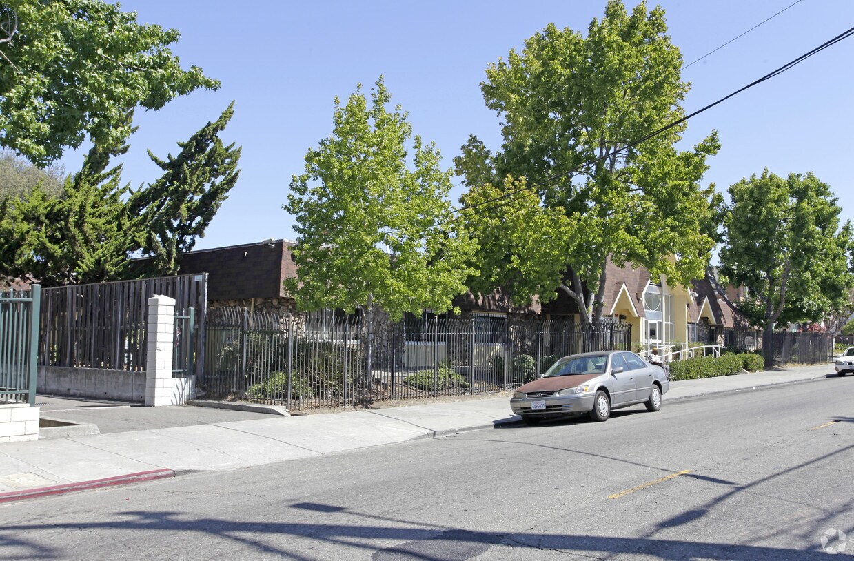 Building Photo - Hugh Taylor House