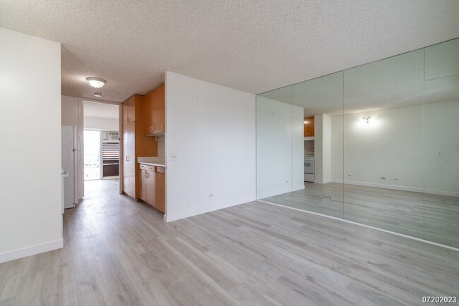 Building Photo - 1br/1ba/1pkg Condo in Secured Building in ...