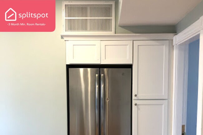Building Photo - Private room in 3 bedroom Boston Apartment...