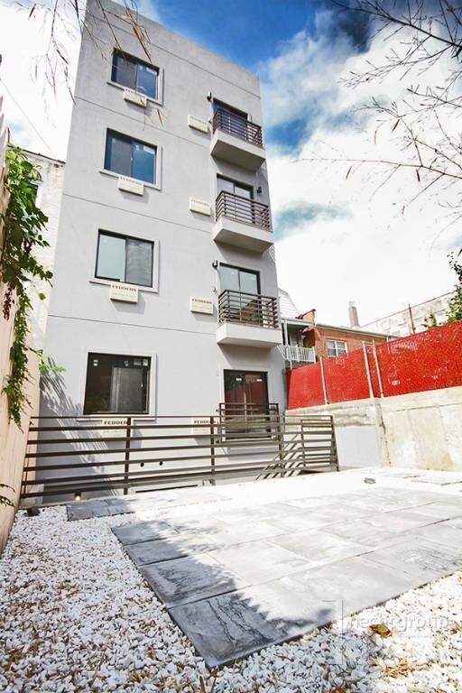 Building Photo - 3059 Crescent St