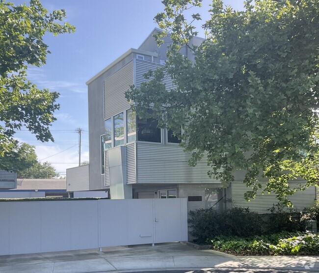 Building Photo - 300 20th St