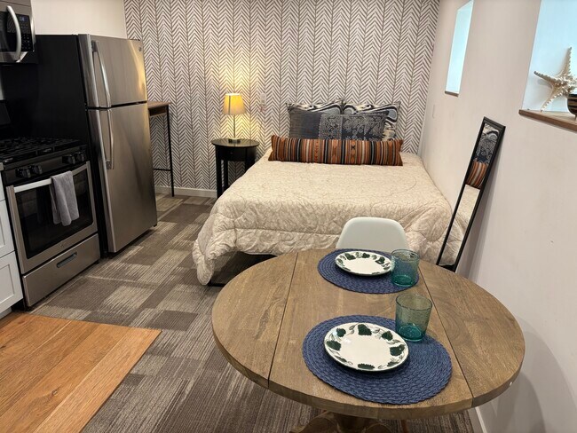 Furnished living room - 202 39th St