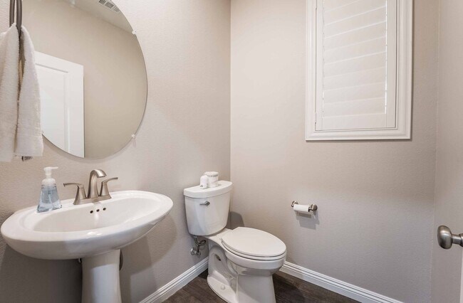 Foto del edificio - Modern Gated Townhome with Designer Finishes in Southwest Las Vegas!