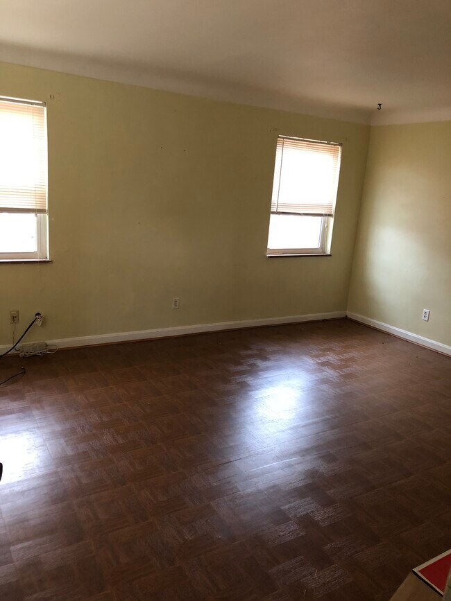 Building Photo - 3085 Glenmore Ave