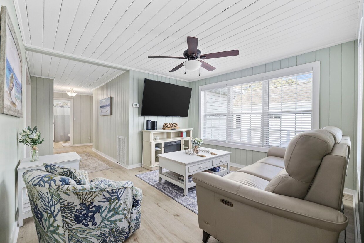 Primary Photo - Gorgeous Totally Remodeled 3/2 in Garden C...