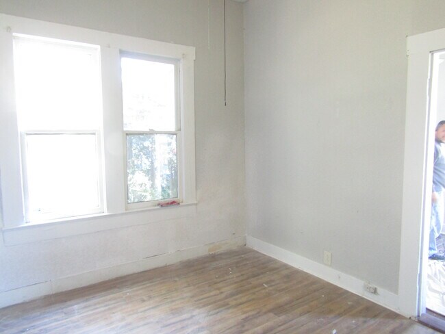 Building Photo - 134 Gladstone St