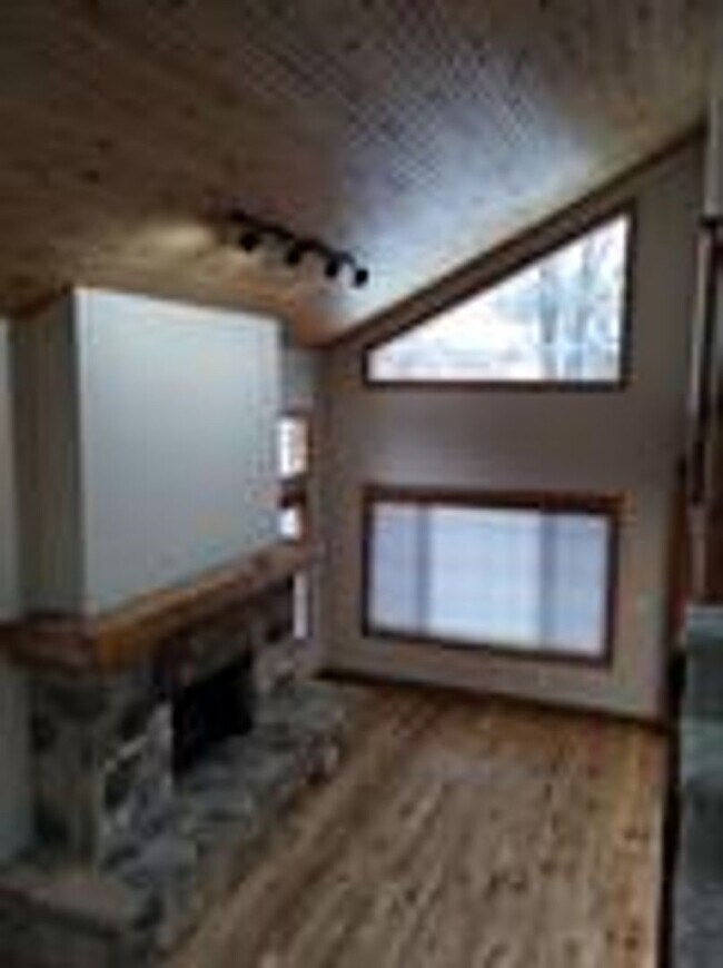 Foto del edificio - Spacious Cottonwood Heights Home with Vaulted Ceilings & Finished Basement