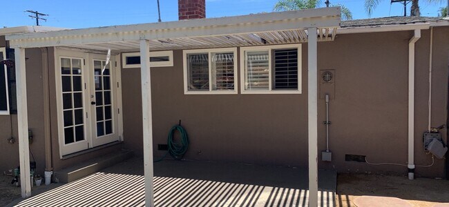 Building Photo - Spacious, Private! Great Yard! 4BD/2BA