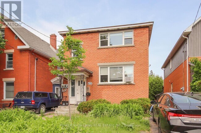 Photo du bâtiment - 679-679 Roosevelt Ave