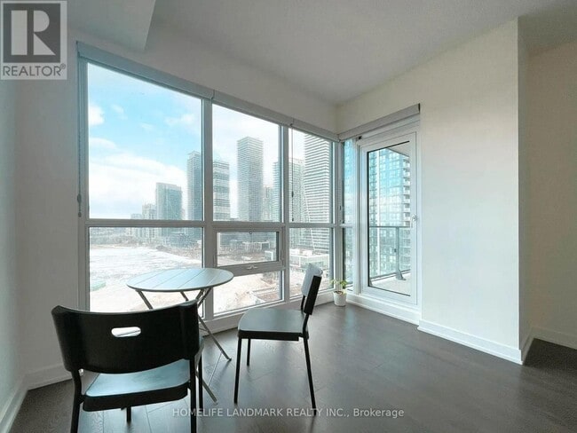 Photo du bâtiment - 2220 Lake Shore Blvd W