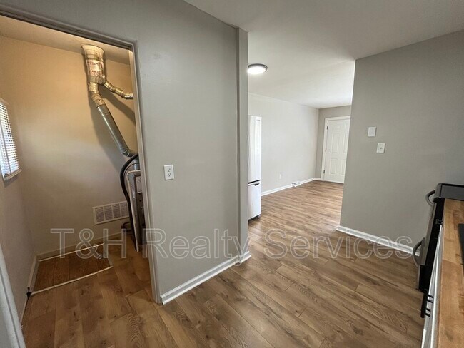 Building Photo - 1608 W 58th St
