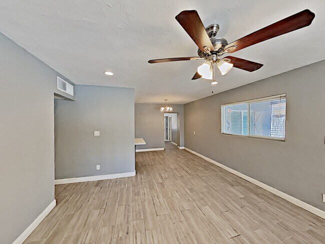 Building Photo - 1336 E Hall St