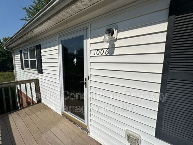 Building Photo - 1006 W Barton St